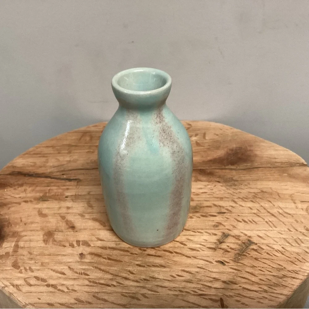 🟢 Beautiful Ceramic / Stoneware Crafted Old Fashion Milk Bottle Look Decor Vase - Picture 6 of 13